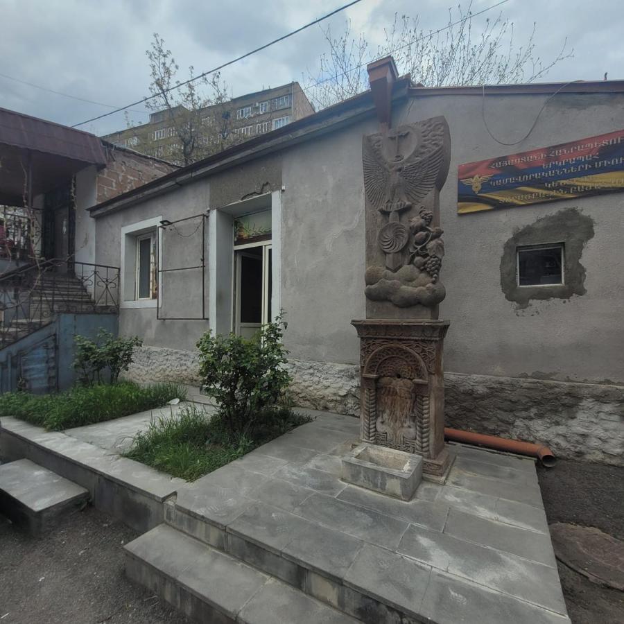 Guest House In The Small Center Erévan Extérieur photo