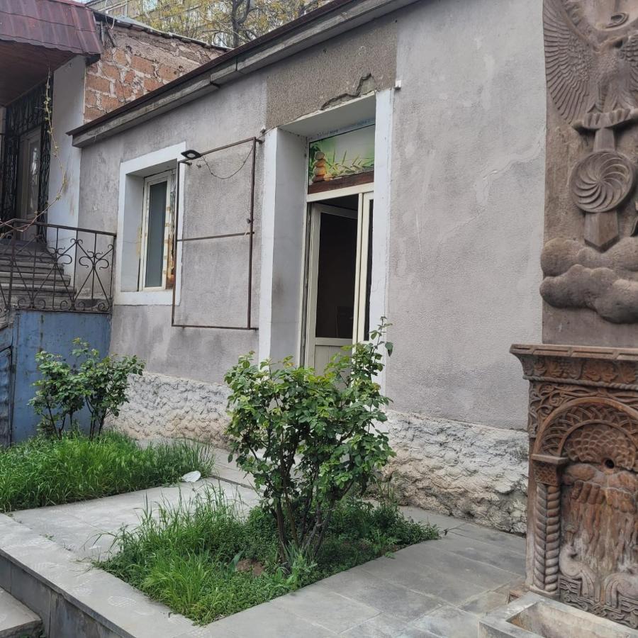 Guest House In The Small Center Erévan Extérieur photo